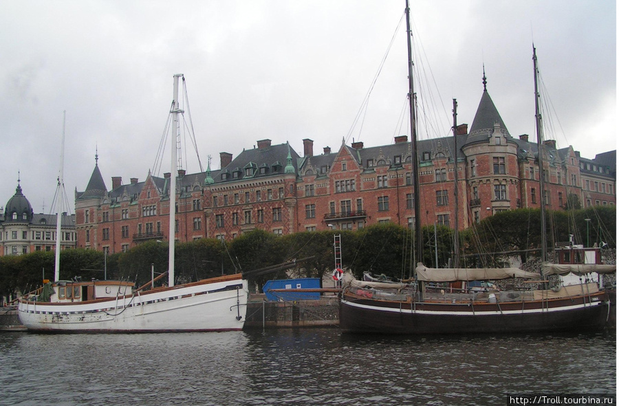 Рядом с престижными домами стоят далеко не престижные суда — но ничего, уживаются Стокгольм, Швеция
