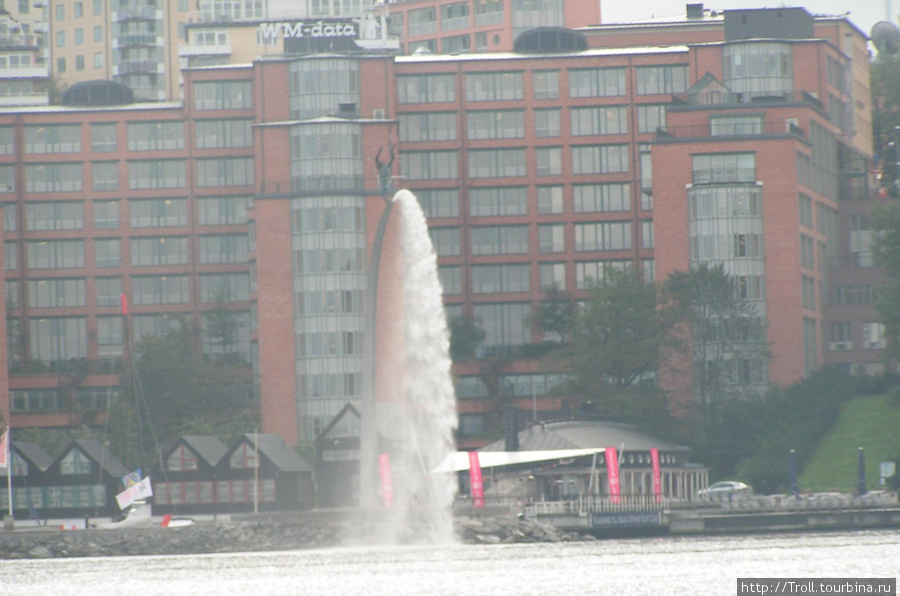Экпрессивная статуя с фонтаном Стокгольм, Швеция