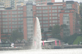 Экпрессивная статуя с фонтаном