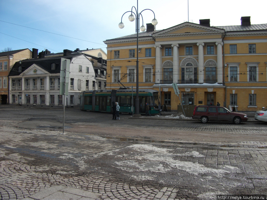 Хельсинки. Трамвай-червячок, почти бесшумный. Кстати в Финляндии трамвайное движение есть только в Хельсинки. Серое здание-жилой дом постройки 1757 года. Хельсинки, Финляндия