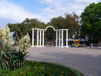 Белоснежная колоннада Лермонтовского бульвара.