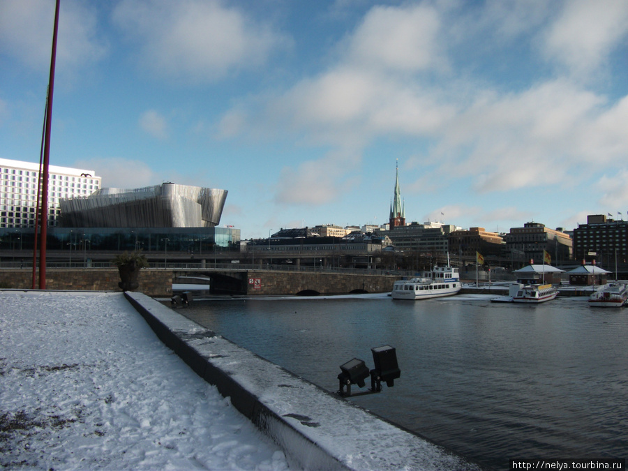 Гавань около Ратуши. Вдалеке современное здание Конгресса Стокгольм, Швеция