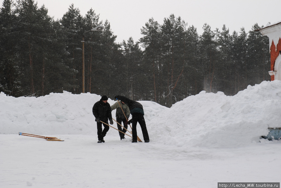 Послушники за уборкой снега Новгородская область, Россия