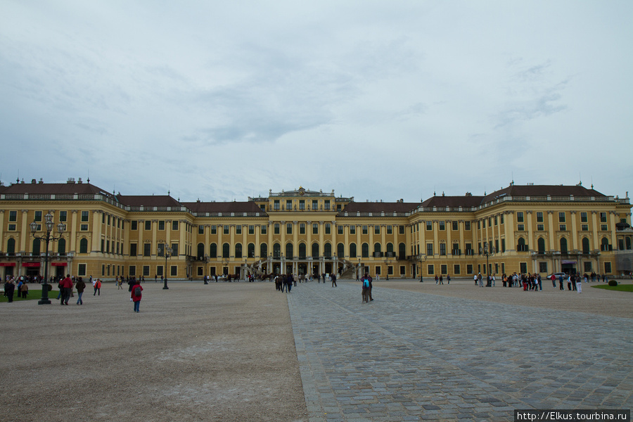 В 1728 Карл VI купил Шёнбрун, потом он подарил его дочери Марии Терезии. Время правления Марии Терезии Шёнбрун под руководством архитектора Николауса Пакасзи замок превратился с 1743 по 1763 в резиденцию в стиле рококо. Вена, Австрия