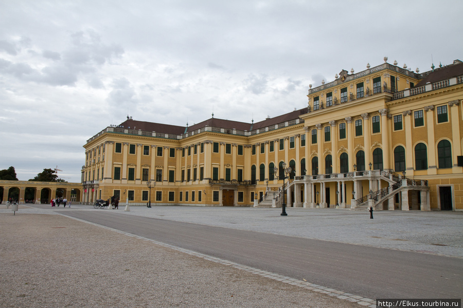 Дворец Шёнбрунн (нем. Schloss Schönbrunn) — венская резиденция австрийских императоров, одно из важнейших архитектурных сооружений австрийского барокко (архитектор — Иоганн Бернхард Фишер фон Эрлах). Вена, Австрия
