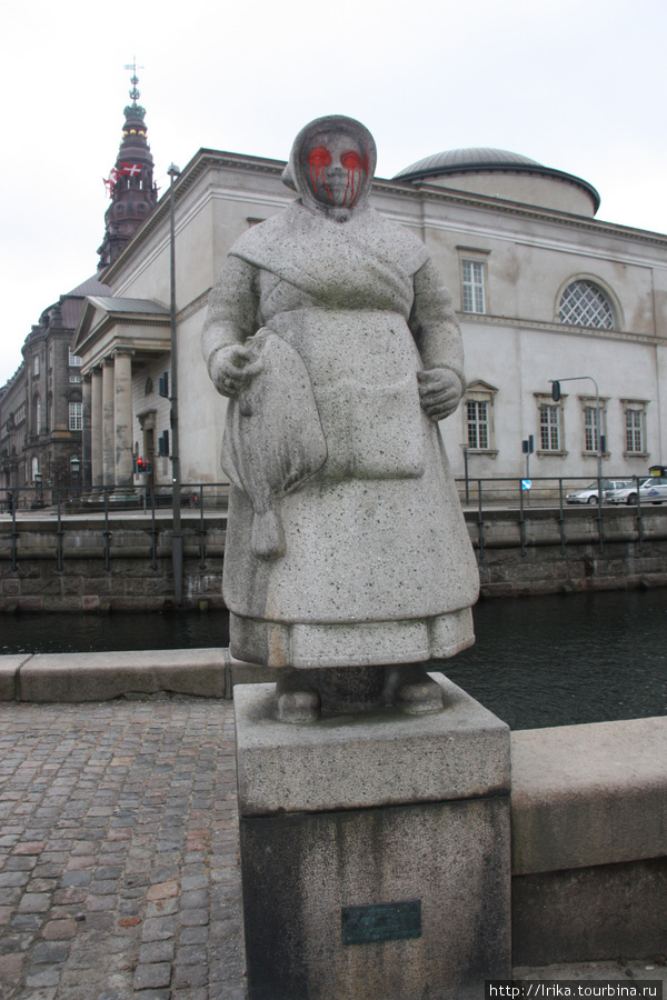 Зачем люди портят памятники? Копенгаген, Дания