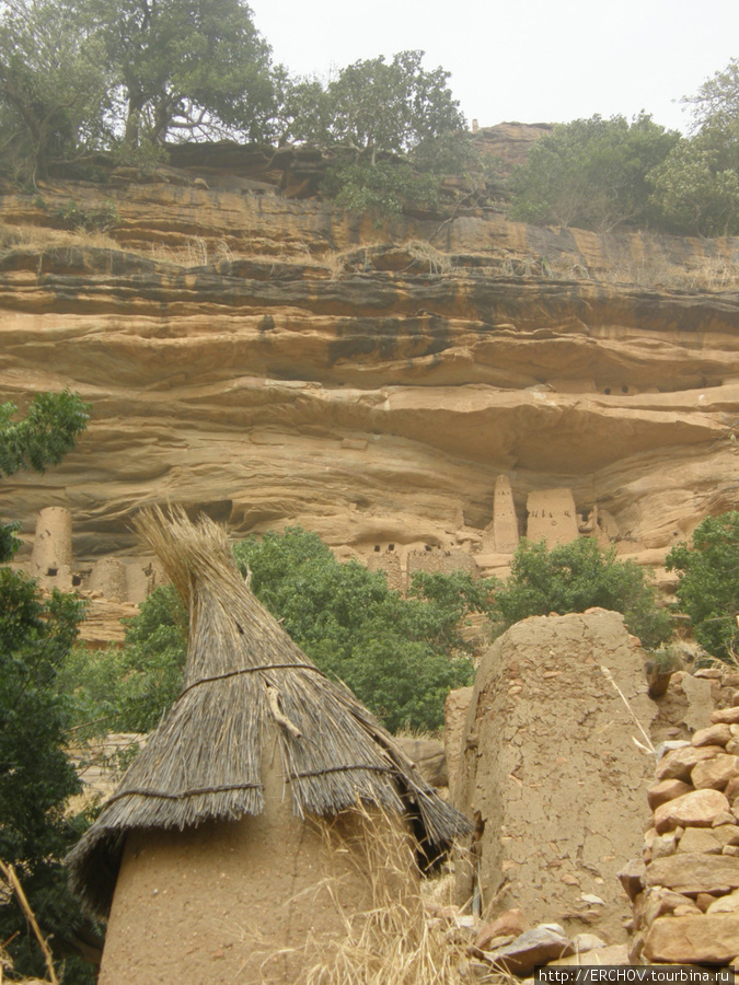 В середине горы дома теллемов. Область Мопти, Мали