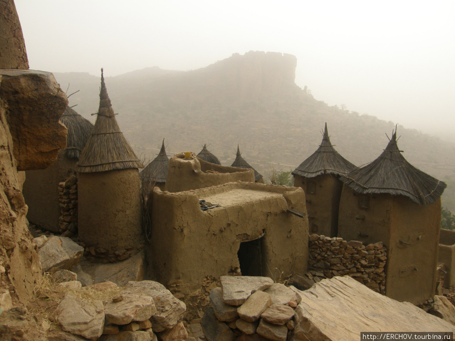 Домик с плоской крышей (в центре) это некий вход на территорию. Область Мопти, Мали