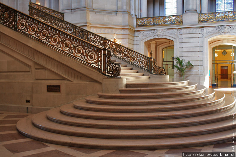 Мне кажется, эта лестница в мэрии Сан-Франциско похожа на вкуснейший горячий шоколад, или на сгущёнку. Настолько красивая, что хочется облизать! Сан-Франциско, CША