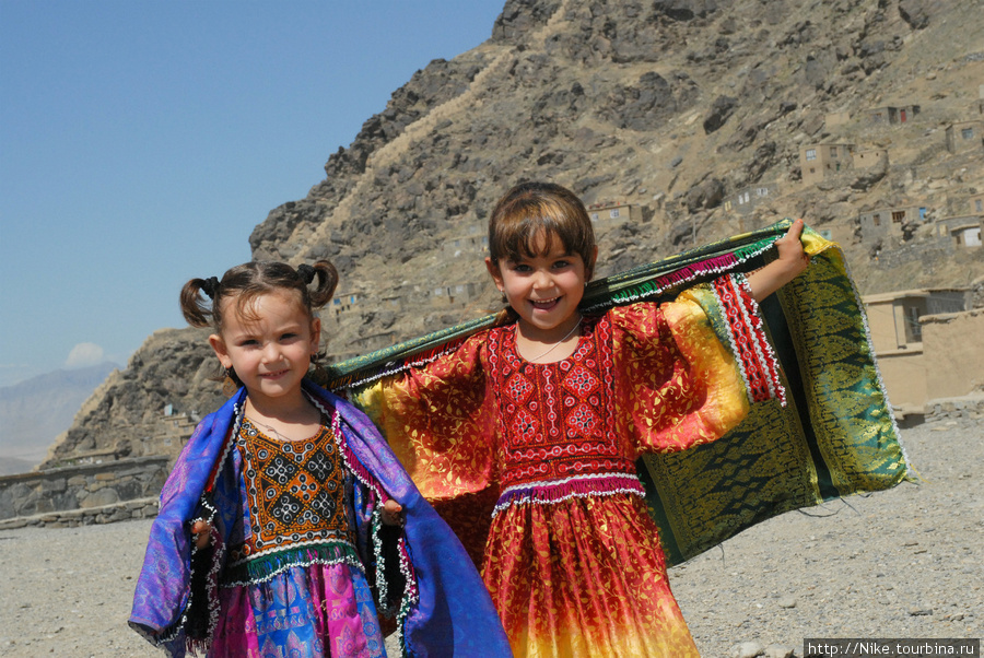 Школьницы в национальной одежде Афганистан