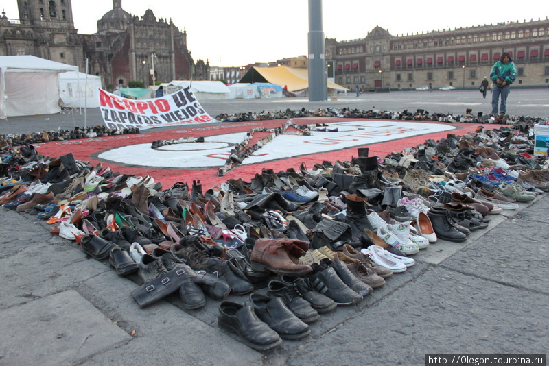 Каждый оставшийся без работы оставил здесь свою последнюю обувь Мехико, Мексика