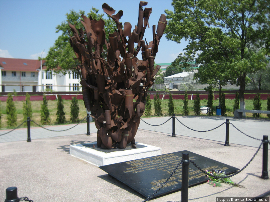Памятник Взрыв, выполненный из кусков разорвавшихся снарядов, найденных на Малой земле. Новороссийск, Россия