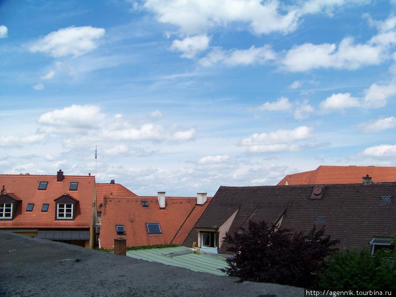 Крыши домов в старом городе Дахау, Германия