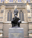 Мэтью Флиндерс (англ. Matthew Flinders, 16 марта 1774, Донингтон, Линкольншир — 19 июля 1814, Лондон) — британский исследователь Австралии. Дед археолога Флиндерса Питри. За годы своей карьеры совершил плавания вместе с капитаном Уильямом Блайем, исследовал австралийский материк, дав ему современное название. Автор знаменитой книги «Путешествие к Теrra Australis».
Памятник в г.Мельбурн (Австралия).