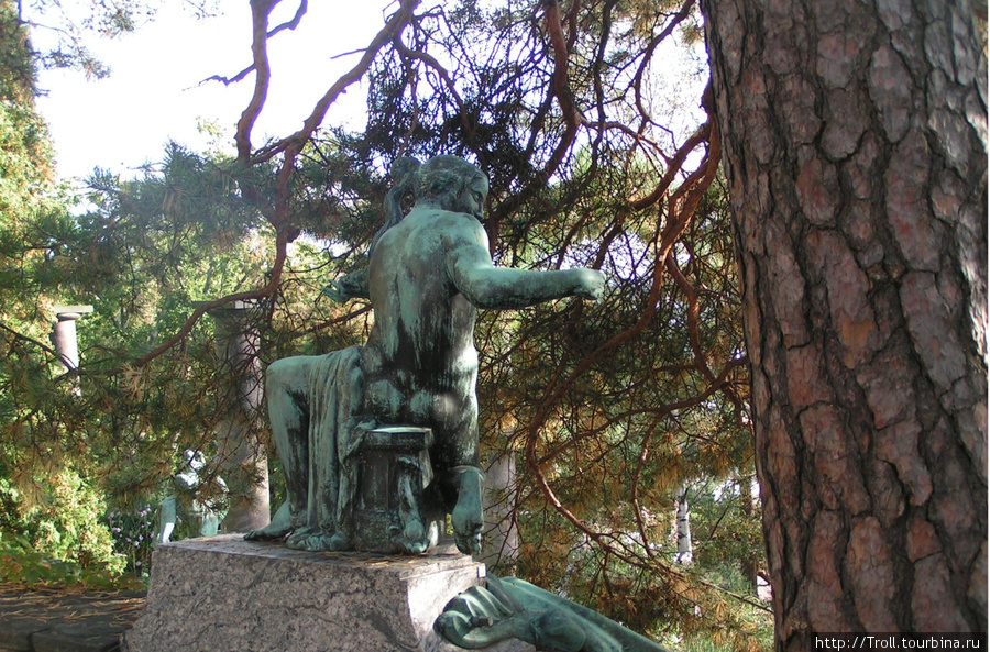 Среди деревьев встречаются чрезвычайно гармонично расположенные статуи Лидингё, Швеция