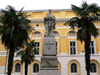 Джузеппе Гарибальди (4 июля 1807, Ницца — 2 июня 1882, остров Капрера) — народный герой Италии, полководец, один из вождей Рисорджименто, литератор.
Памятник в г.Равенна (Италия).