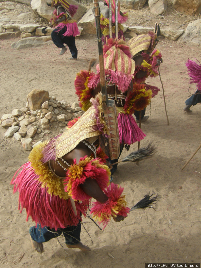 Африканская бабочка и её жители. 24. Догонские танцы Область Мопти, Мали