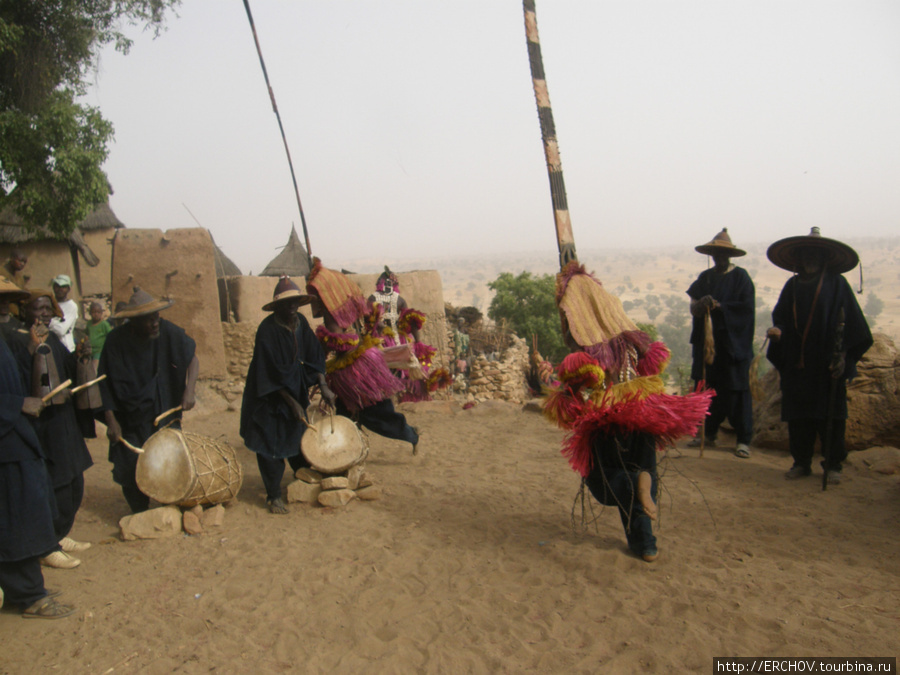 Африканская бабочка и её жители. 24. Догонские танцы Область Мопти, Мали