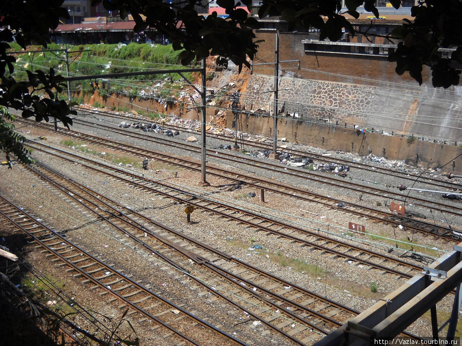 У железнодорожного вокзала смятение и запустение Йоханнесбург, ЮАР