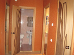 Квартира на ул. Судоремонтной, дом 26а. 
Вот такой просторный коридор, видны двери в WC и ванную