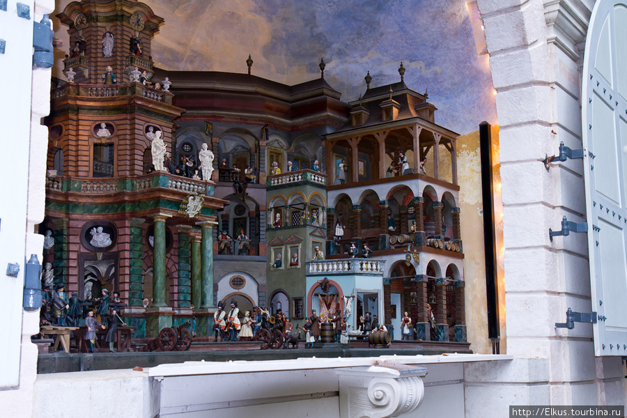 Механический театр. Создан в 1752 году и являлся чудом техники того времени. 256 механических фигур моделируют жизнь миниатюрного города. Хельбрунн, Австрия