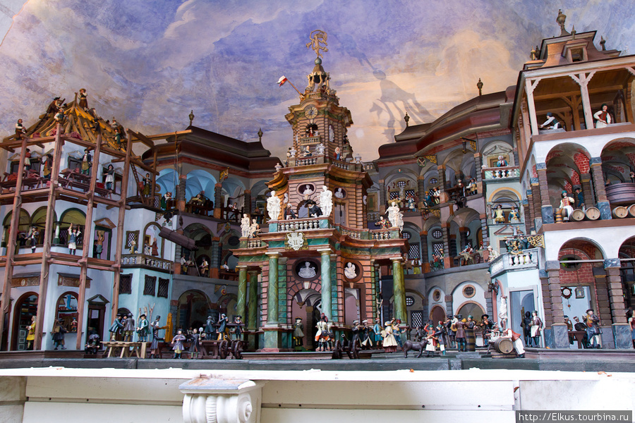Театр представляет собой каменный вертеп, в котором 256 деревянных фигур изображают бытовые сценки средневекового города под звуки водяного органа Хельбрунн, Австрия