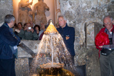 Еще один прикол — фонтан в виде шапки архиепископа
По действием воды шапка вдыматся вверх