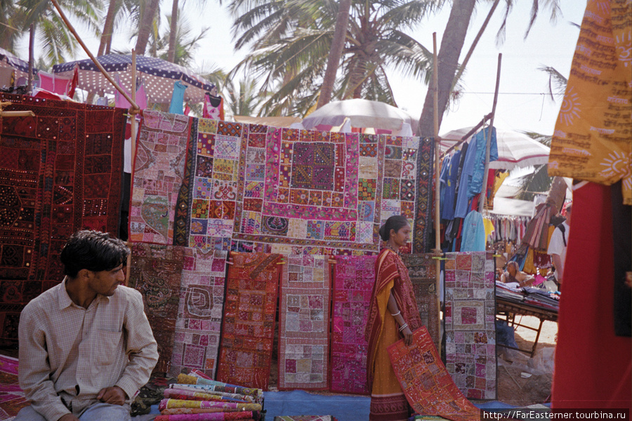 Ассортимент в первую и последнюю очередь состоит из индийского текстиля, в частности этих лоскутных покрывал. Анжуна, Индия
