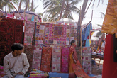Ассортимент в первую и последнюю очередь состоит из индийского текстиля, в частности этих лоскутных покрывал.