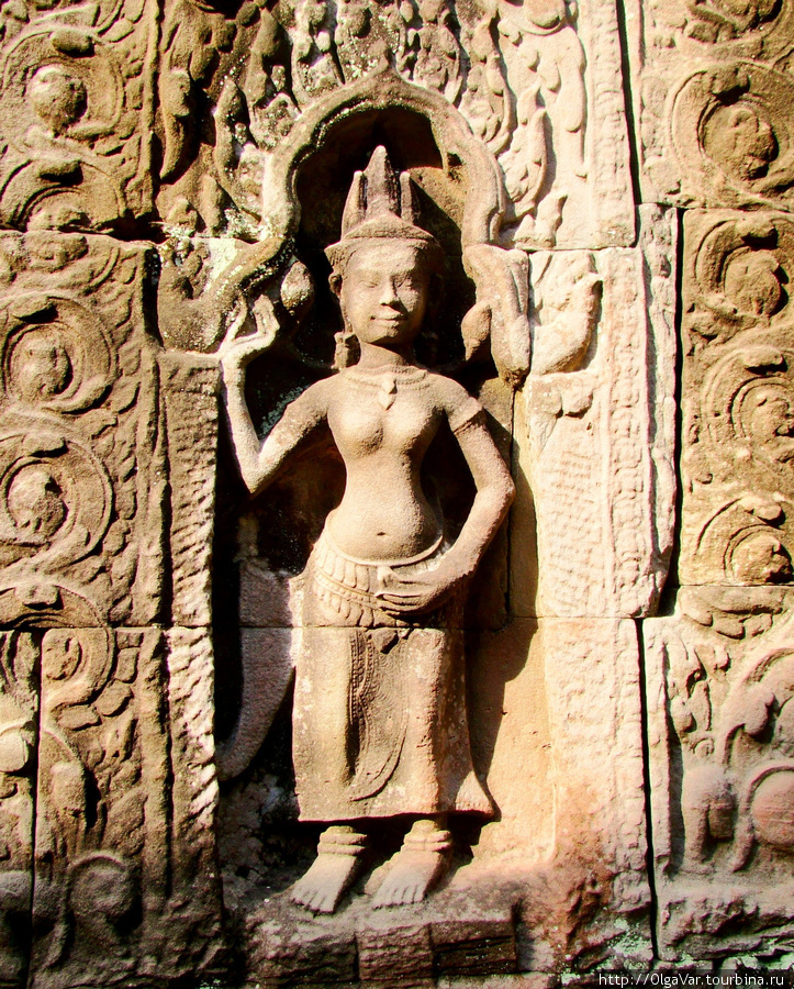 Апсара. Эти резные фигурки, как сообщил наш гид, практически лучше всего сохранились в храме. Ангкор (столица государства кхмеров), Камбоджа