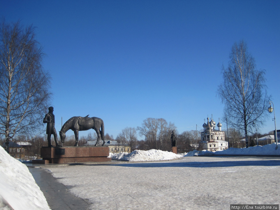 Вологодская панорама: памятник Н.К. Батюшкову и церковь в Заречье
