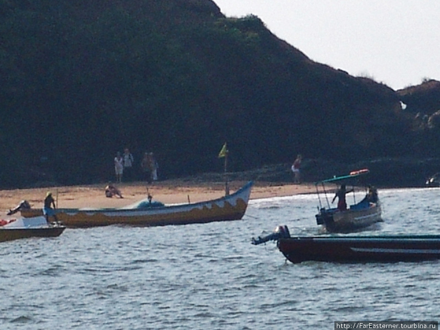 Лодки всегда швартуются в южной бухте Анжуны, там где песок, а не камни. Анжуна, Индия