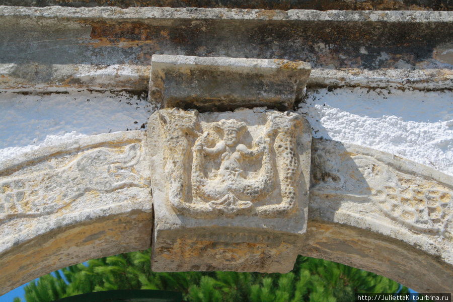 Кладбищенская арка. Палеокастрица, остров Корфу, Греция