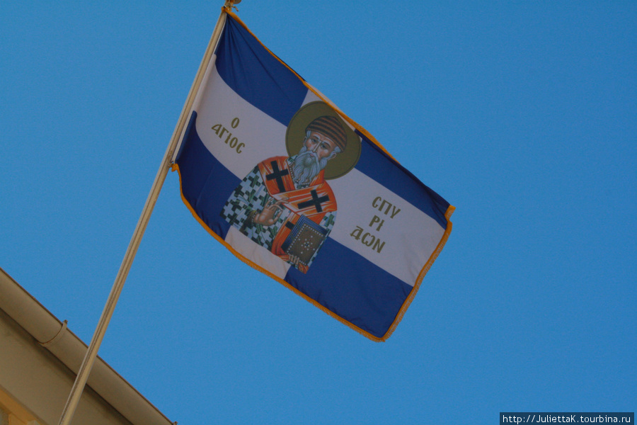 Флаг над храмом св. Спиридона. Палеокастрица, остров Корфу, Греция