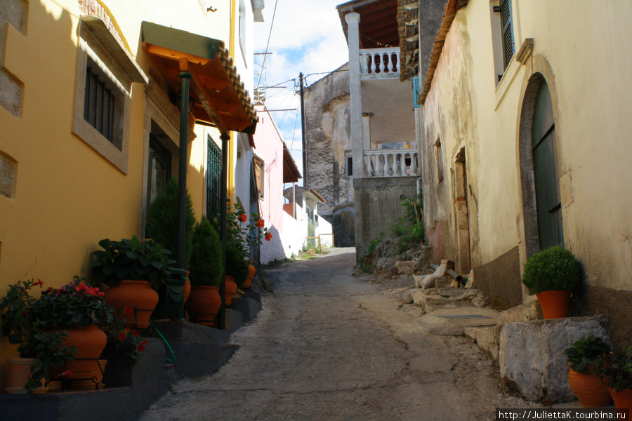 Деревенская улица Леопадеса. Незатейливо, но красиво. Палеокастрица, остров Корфу, Греция