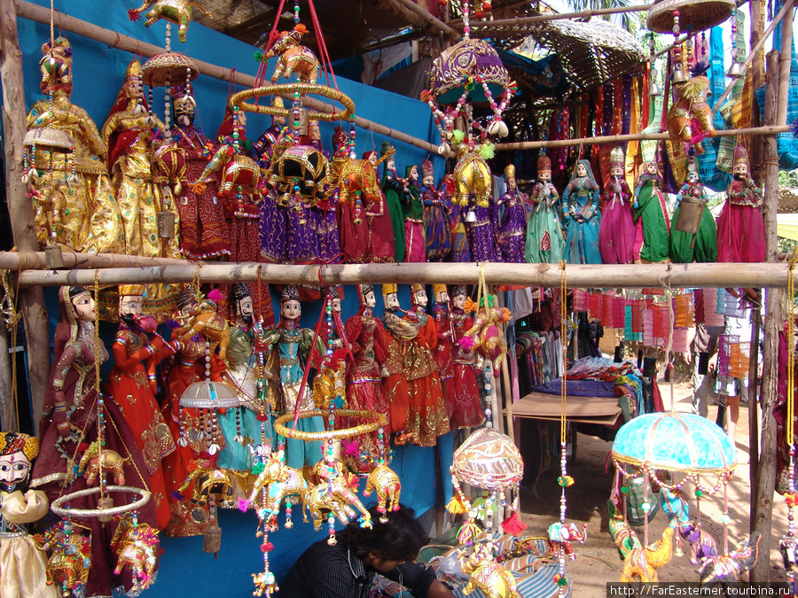 Стройные ряды висящих куколок. Анжуна, Индия