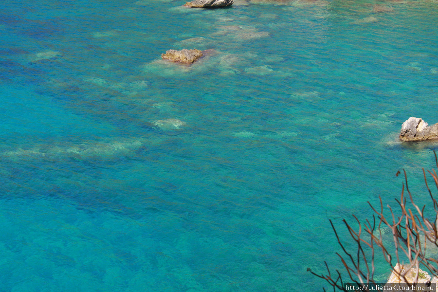 Луч солнца в бокале воды... Палеокастрица, остров Корфу, Греция