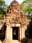 Храм окружен  стенами, сложенными из богатых железом латеритных кирпичей, что придает им красновато-коричневый оттенок.