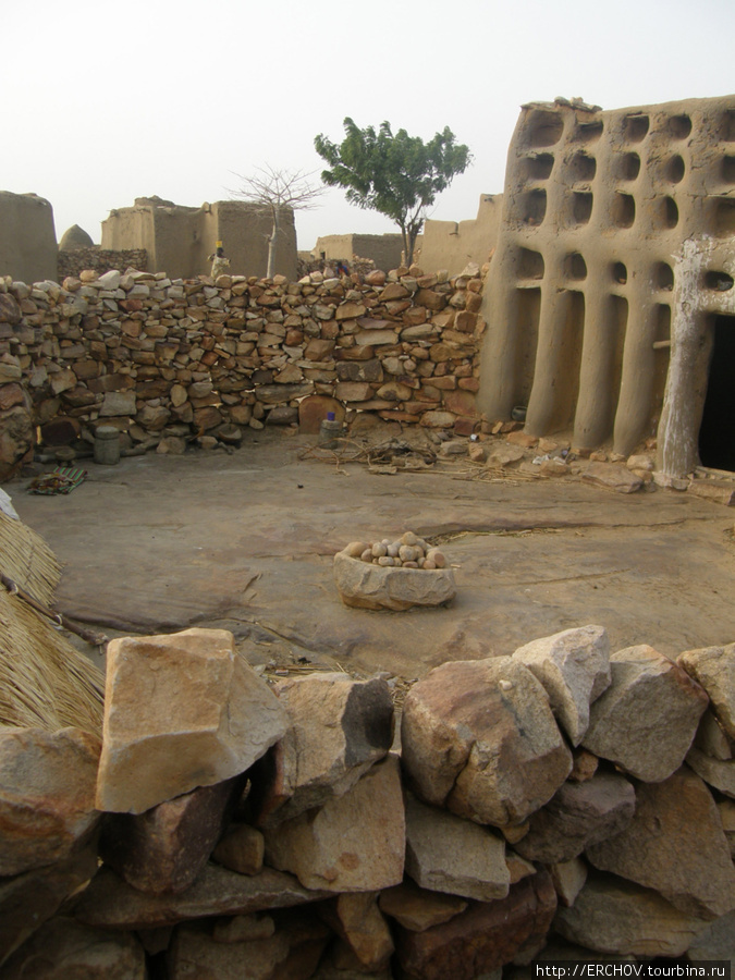 Колдовское жилище. В центре сложены камни — души ушедших марабу. Область Мопти, Мали