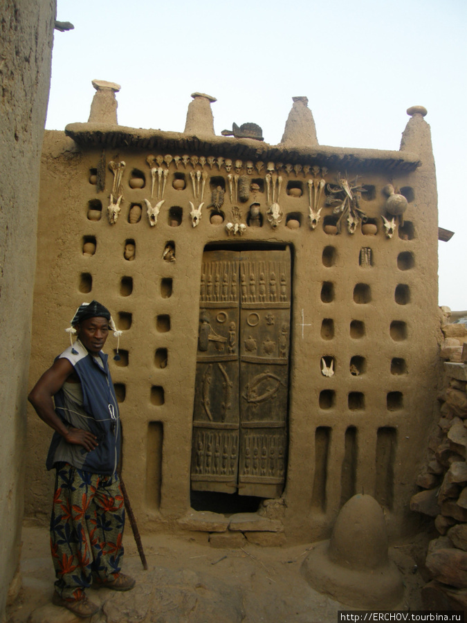 Андон у входа в домик где останавливался Марсель Гриоль. Область Мопти, Мали