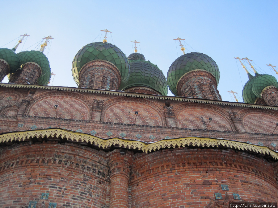 Февраль-2011. Парк 1000-летия Ярославля. Церковь Иоанна Предтечи в Толчковой слободе. Резные узоры и поливные изразцы Ярославль, Россия