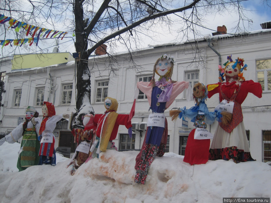 Март-2011. Масленичные гуляния на ул. Революционной. Масленицы — творения ярославских школьников Ярославль, Россия