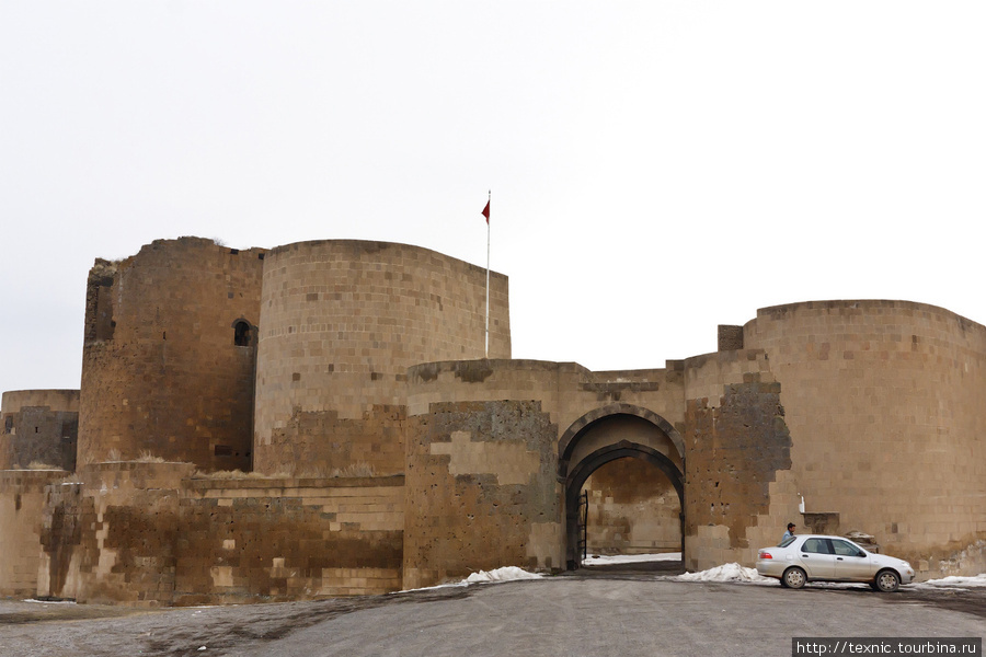 Вход в город. Крепостные стены или были реставрированы, или действительно сохранились лучше остального Восточная Анатолия, Турция