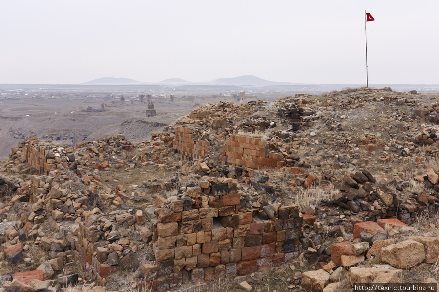Над остатками крепости одиноко реет турецкий флажок Восточная Анатолия, Турция