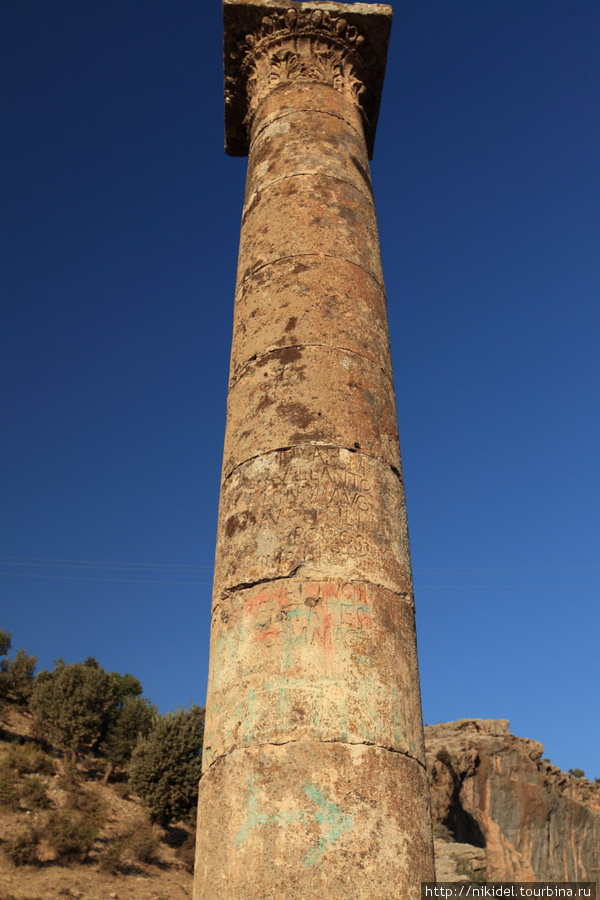 колонны на мосту сохранились с момента возведения Кахта, Турция