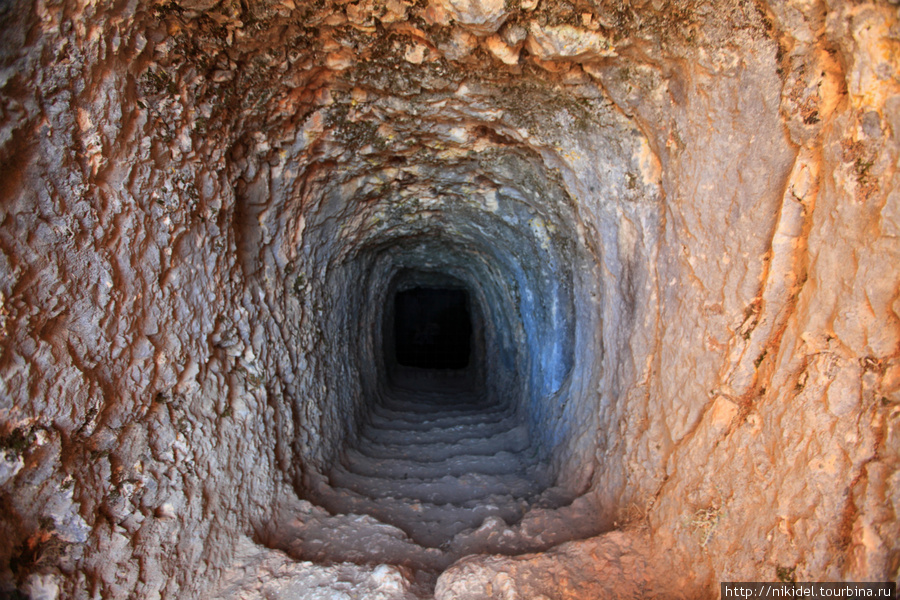 ход в подземную цистерну Кахта, Турция