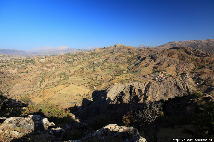 Арсамия располагалась на вершине горы. Вид на окрестности Кахта, Турция