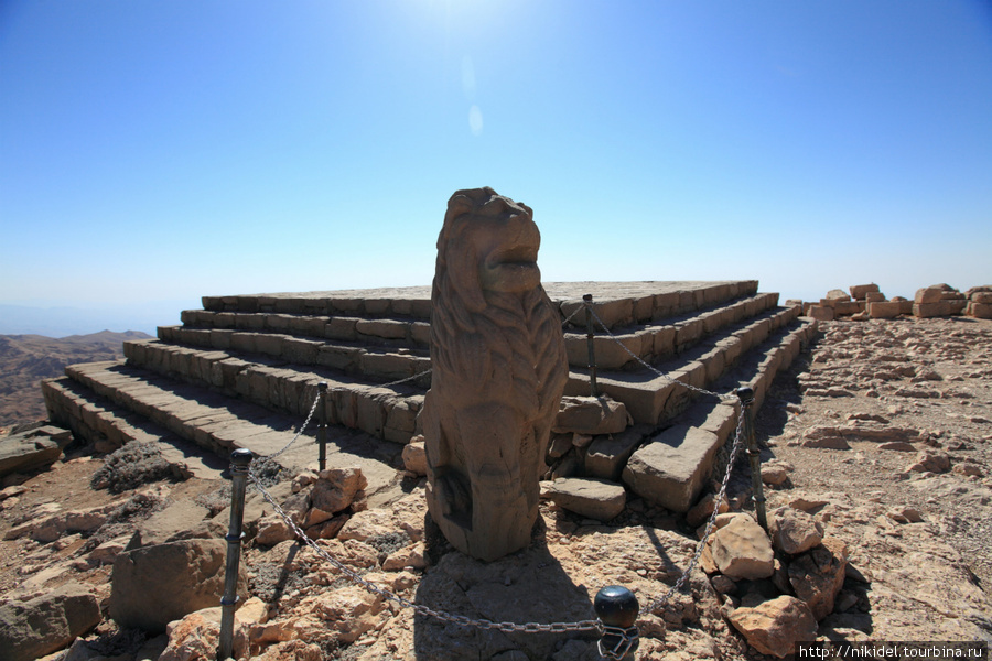 западная терраса святилища на Немрут Даги — остатки храма Кахта, Турция