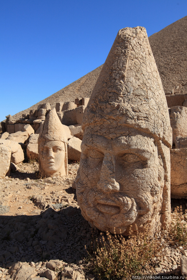 восточная терраса святилища на Немрут Даги — голова Геракла Кахта, Турция