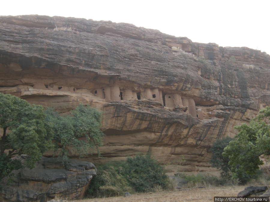 Везде в стране догонов можно видеть пристроенные к плато домики теллемов. Область Мопти, Мали